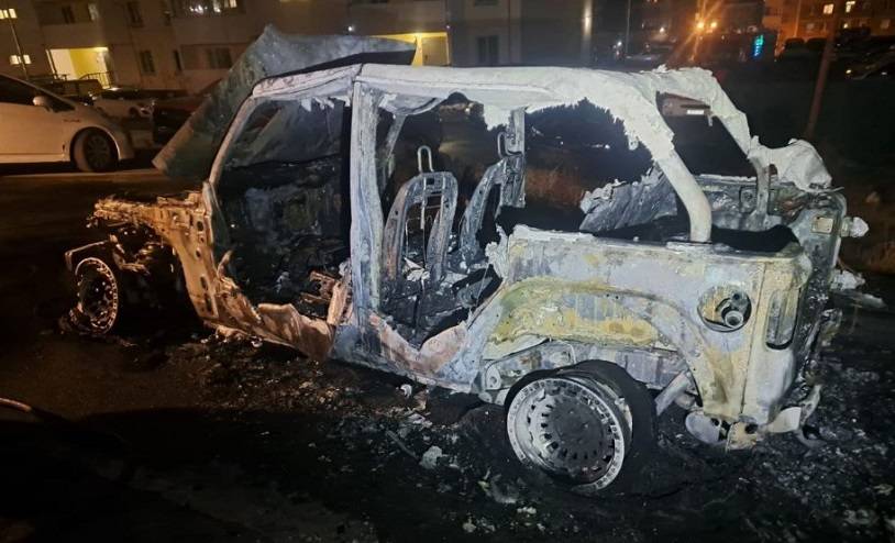 Внедорожник полностью уничтожен огнем, два авто повреждены во Владивостоке Внедорожник полностью уничтожен огнем, два авто повреждены во Владивостоке