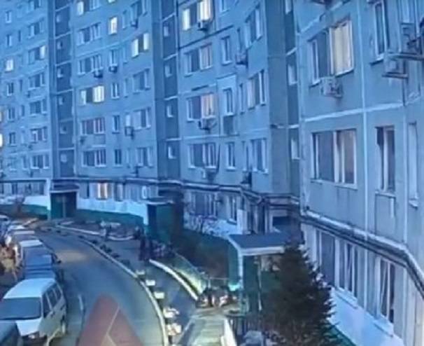 Неслыханная дерзость водителя ввела в недоумение жителей многоэтажки во Владивостоке Неслыханная дерзость водителя ввела в недоумение жителей многоэтажки во Владивостоке