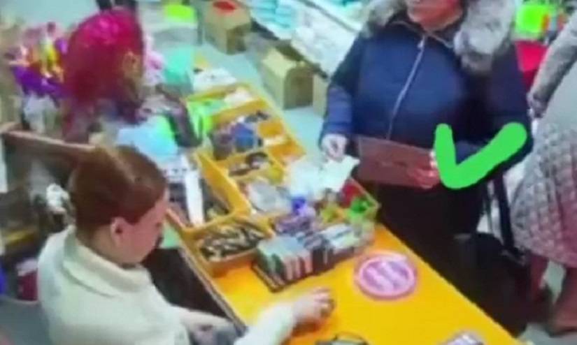 Пенсионерка обманула продавца в торговом центре Владивостока