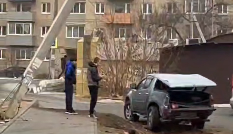Летел на детей: автомобиль врезался в столб, едва не сбив компанию подростков