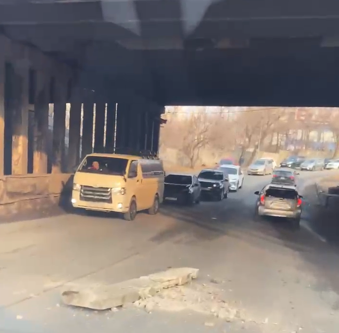 Часть конструкции моста на улице Фирсова во Владивостоке рухнула на проезжую часть Часть конструкции моста на улице Фирсова во Владивостоке рухнула на проезжую часть
