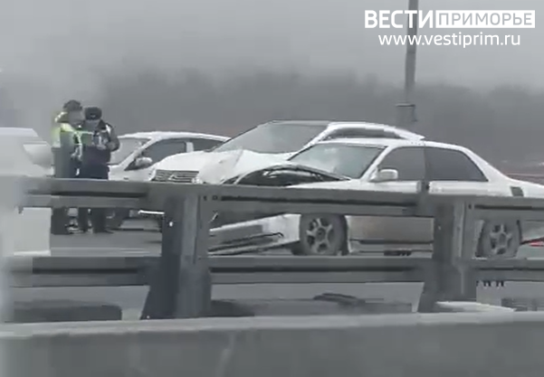 ДТП осложнило движение на Некрасовском путепроводе во Владивостоке