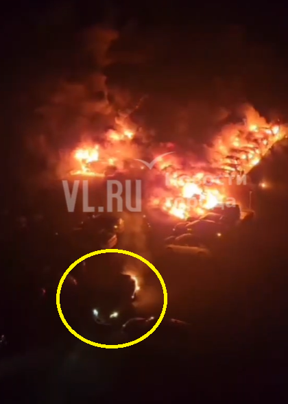 Мужчина "вырвал" свой автомобиль из жуткого пожара во Владивостоке