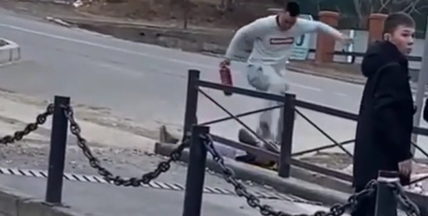 "Забил бедолагу в ливнесток": лютый инцидент в Приморье попал на видео