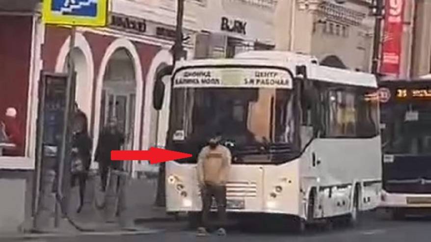 Водителя автобуса, совершавшего намаз в центре Владивостока, оштрафовали и уволили