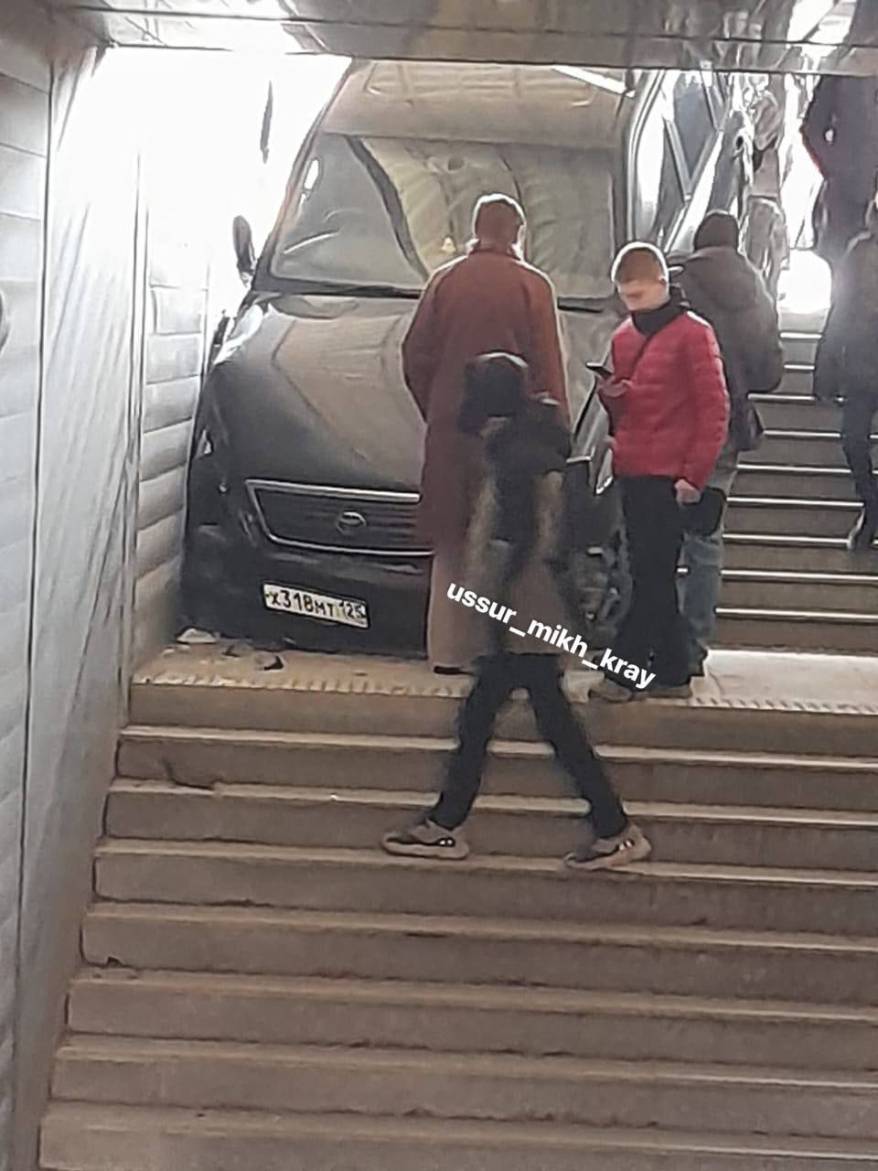 Жуткое ДТП: машина влетела в подземный переход в Приморье