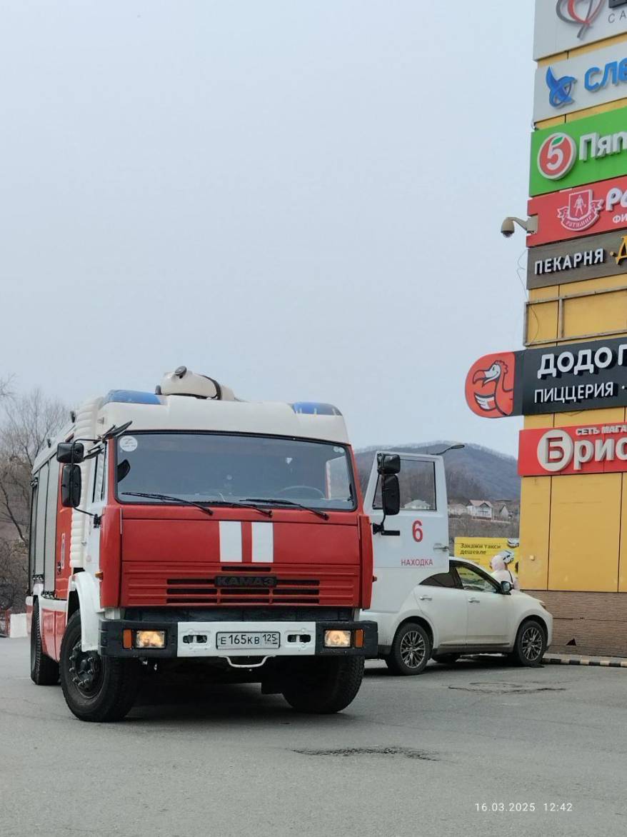 Людей срочно эвакуировали из торгового центра в Находке