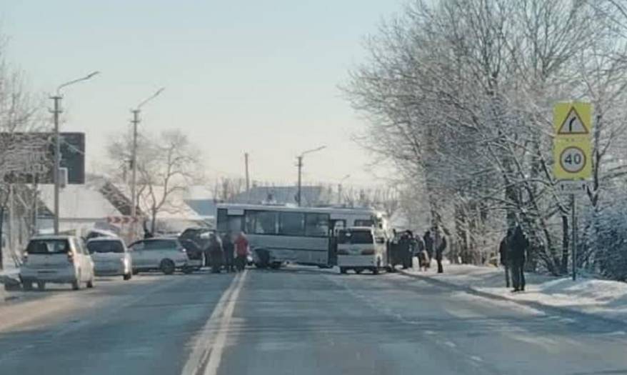 Массовое ДТП заблокировало дорогу в Приморье Массовое ДТП заблокировало дорогу в Приморье