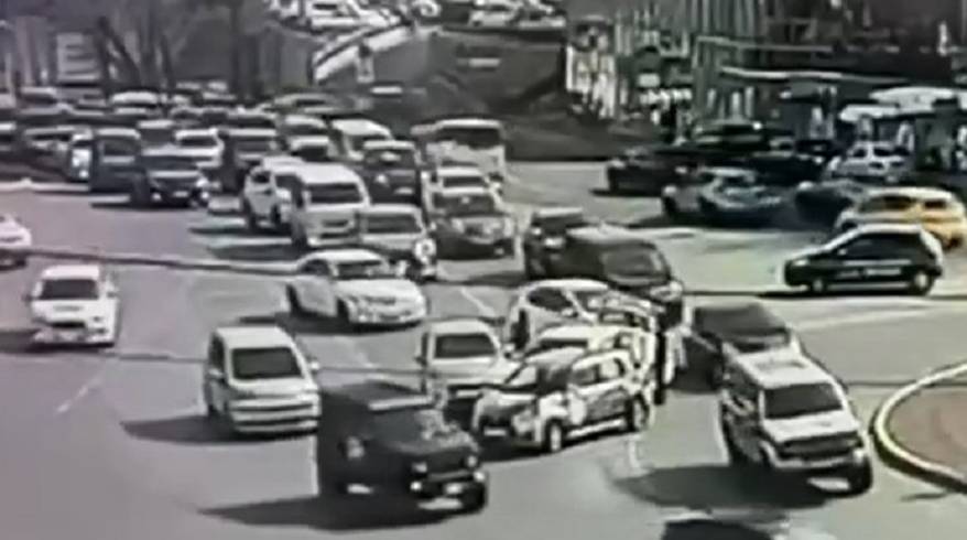 ДТП на кольце Инструментального завода во Владивостоке блокирует движение