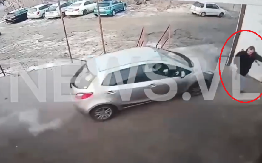 "В рубашке родился": автоледи едва не впечатала мужчину в стену в Приморье