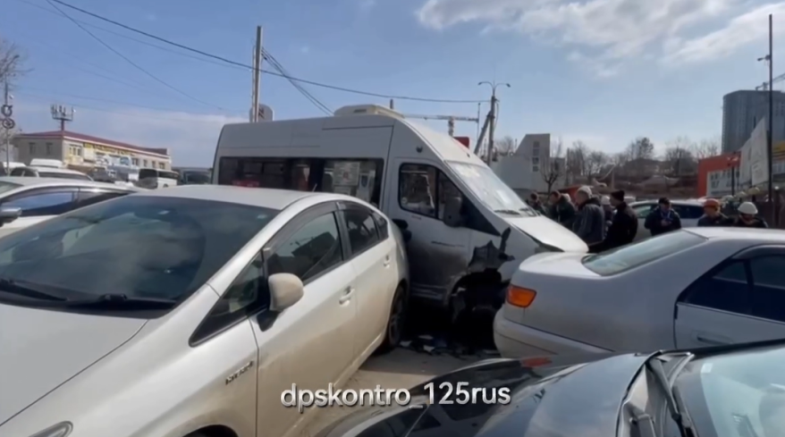 "Выбил страйк": массовое ДТП устроил водитель маршрутки во Владивостоке