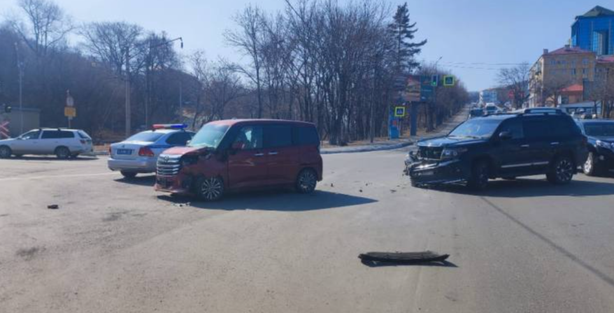 В Приморье женщина за рулем джипа протаранила автомобиль: пострадал трехлетний малыш