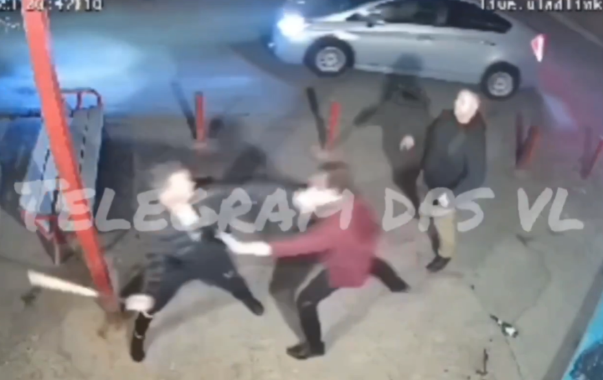 Хулиган с битой напал на прохожих во Владивостоке