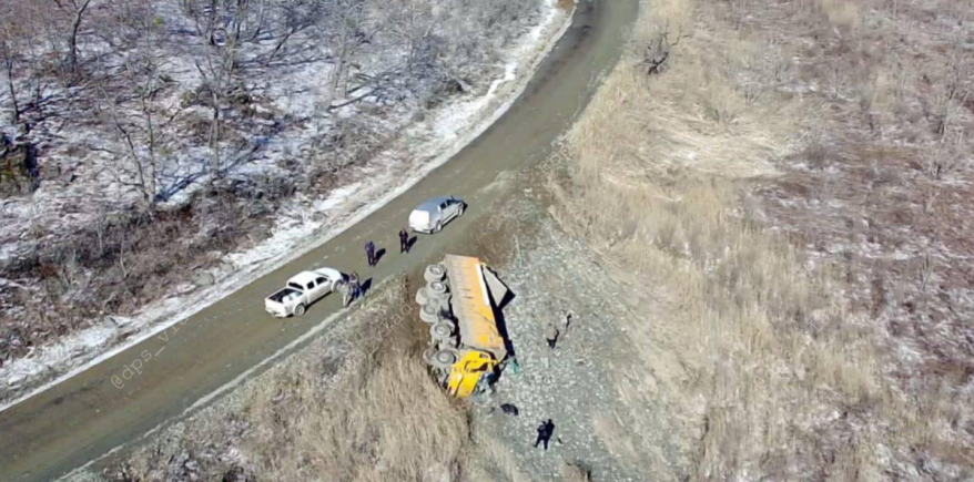 Водителя зажало: самосвал опрокинулся в кювет в Приморье