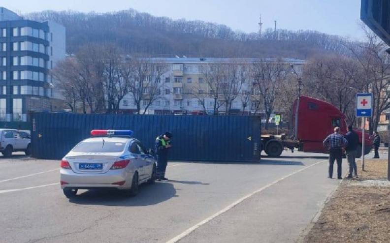 Грузовой тягач опрокинул контейнер во время движения на дороге Находки Грузовой тягач опрокинул контейнер во время движения на дороге Находки