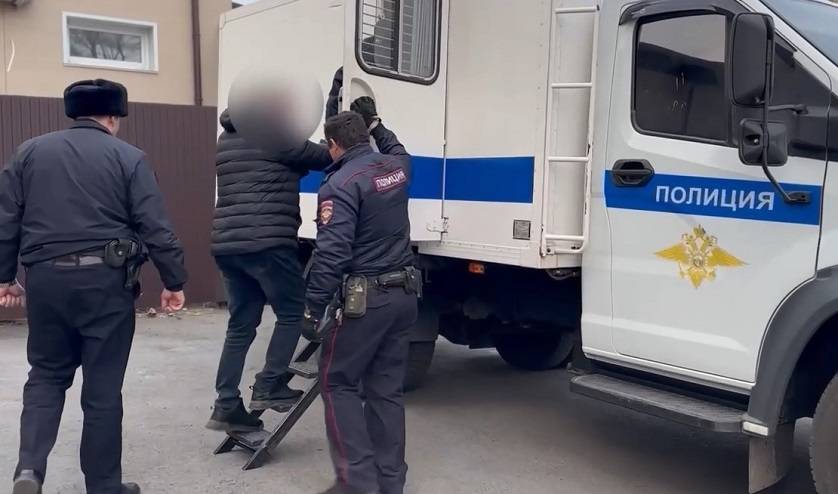 Полицейского «заковали» в наручники сотрудники СБ в Приморье