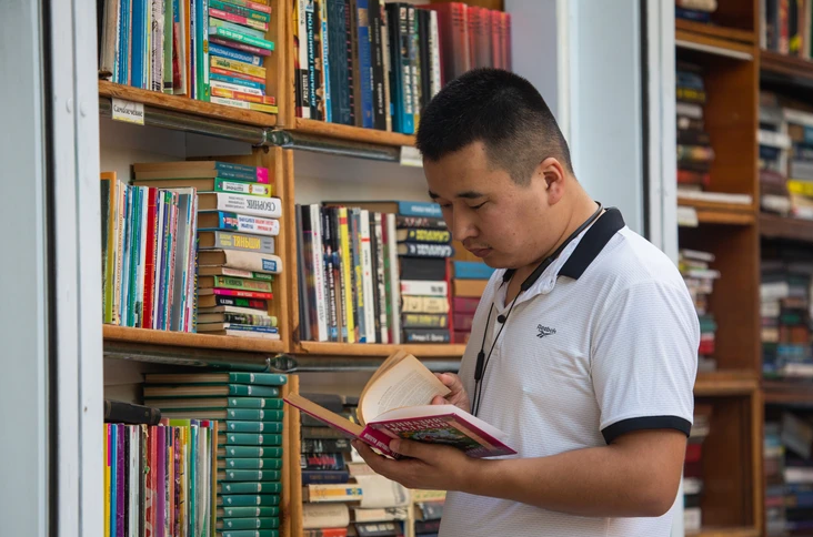 Магия бумажных страниц: как во Владивостоке сохраняют традиции чтения