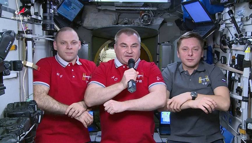 Космонавты поздравили россиян с Днем космонавтики с борта МКС (видео)
