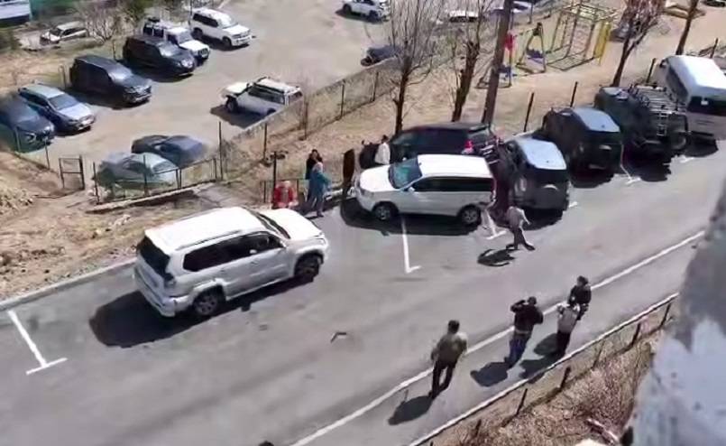 Массовое ДТП: человека зажало между автомобилями на дороге Владивостока Массовое ДТП: человека зажало между автомобилями на дороге Владивостока