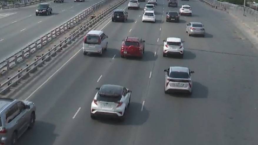 Автомобиль во время движения повредили неизвестные на Некрасовском путепроводе