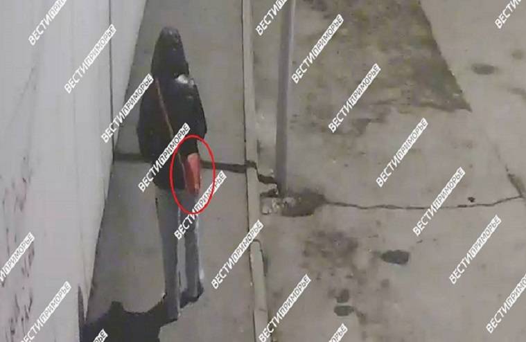 Во Владивостоке разыскивается девушка с приметной розовой сумочкой