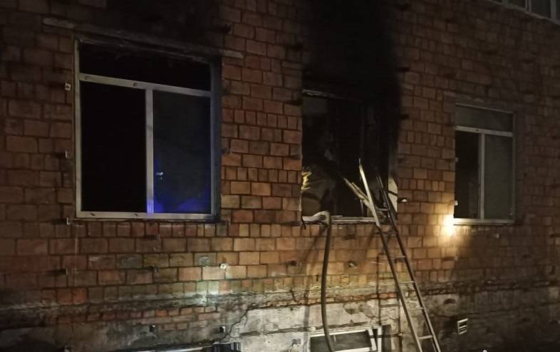 Огнем охватило кабинет поликлиники во Владивостоке