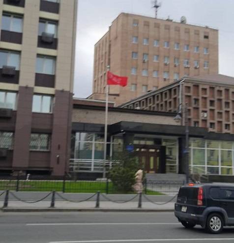 ФСБ во Владивостоке сменила российский триколор на Знамя Победы
