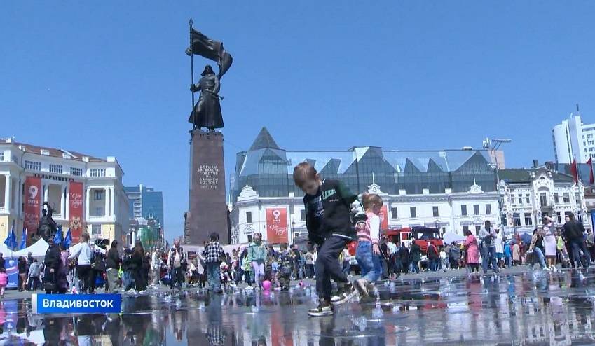 Самолёт и вертолёт «приземлятся» на центральную площадь Владивостока 9 Мая