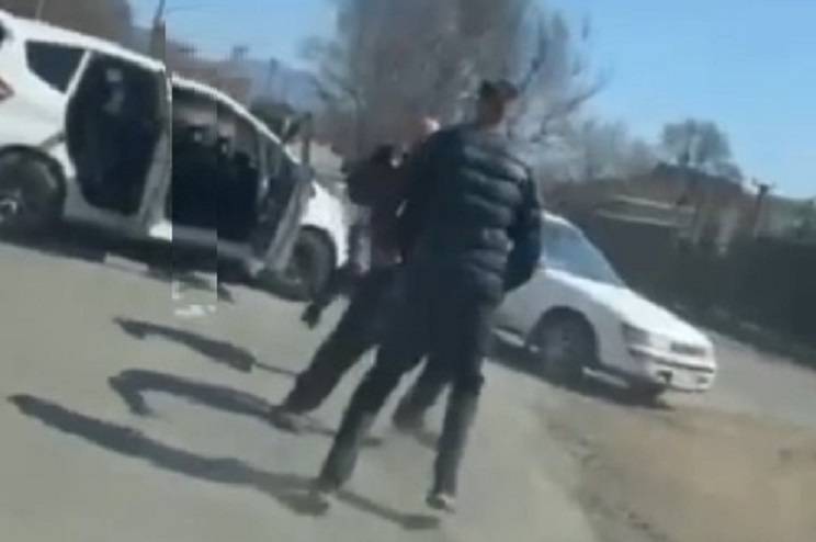 «Там все жестко»: массовые разборки на дороге в Приморье попали на видео