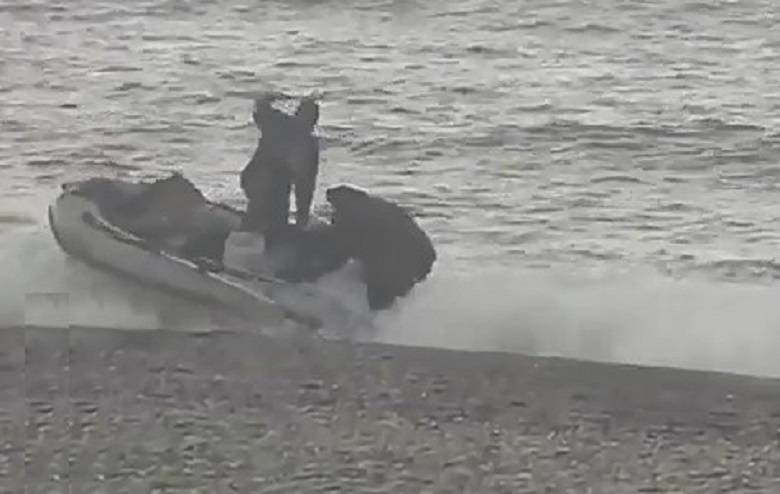 Безумие? Рыбаки едва не утонули, не успев выйти в море