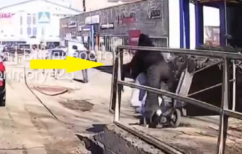 Эпичное падение с самоката попало на камеру видеорегистратора во Владивостоке