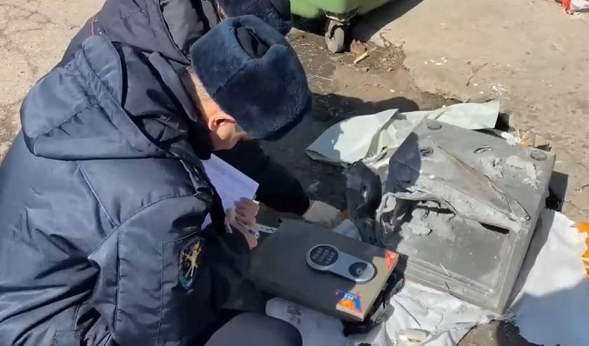 Сейф с миллионами утащили с оптовой базы в Приморье