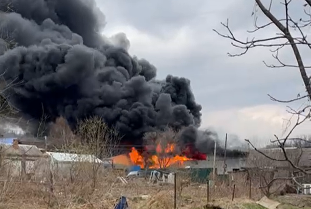 В Приморье полыхает склад стройматериалов