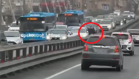 "Затоптал другого": жесткий "замес" устроили водители на Золотом мосту во Владивостоке
