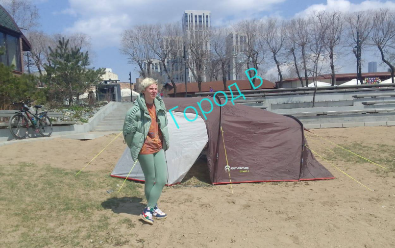 Девушка из Подмосковья разбила палатку на главном пляже Владивостока