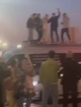Молодые люди превратили крышу микроавтобуса в танцпол во Владивостоке