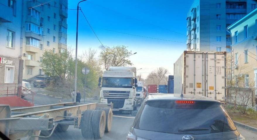 Ситуация с фурами у подъезда «взбесила» жителей Владивостока