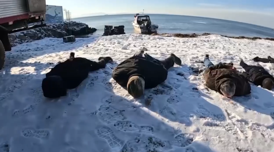 Положили лицом в снег: жесткое задержание в Приморье