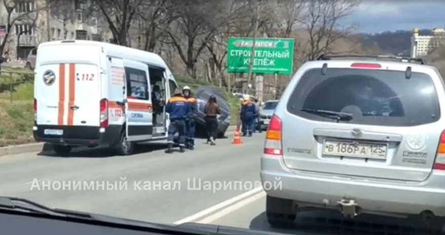 В Находке спасают водителя, попавшего в жесткое ДТП
