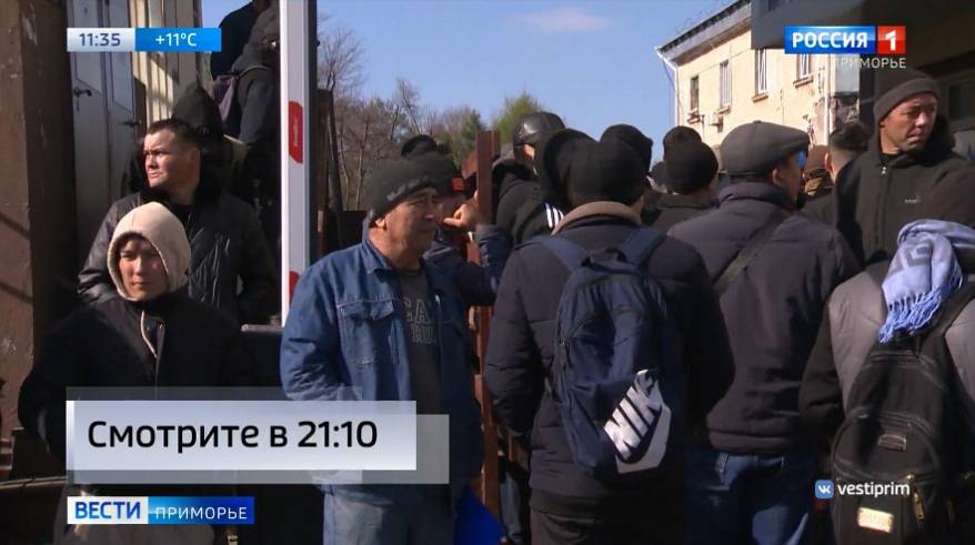 Озлобленные и уставшие: обстановка накалена у здания управления миграции во Владивостоке