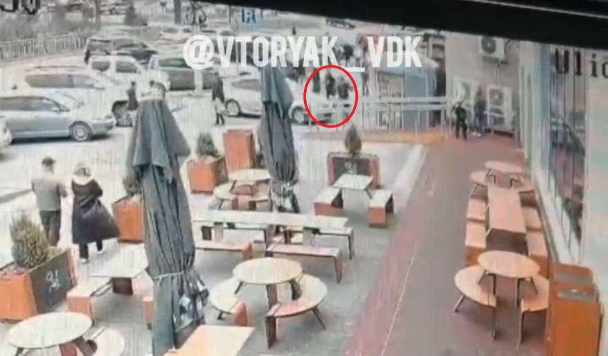 Девушка на иномарке едва не вьехала в толпу пешеходов Девушка на иномарке едва не вьехала в толпу пешеходов