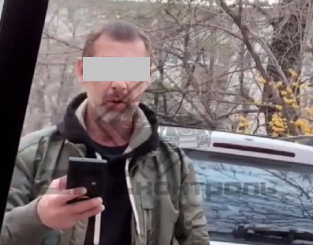 Инцидент во дворе многоэтажки: мужчина решил «научить» водителя скорой