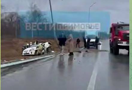 Первые жертвы непогоды в Приморье: иномарка на полном ходу врезалась в столб освещения