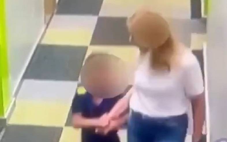 Избиение малыша женщиной в торговом центре Владивостока попало на видео