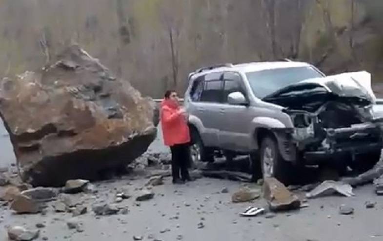 Камнепад на перевале в Приморье разбил авто, проезд затруднен