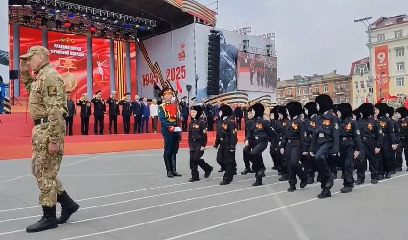Маленькие летчики и танкисты прошли маршем по центральной площади Владивостока