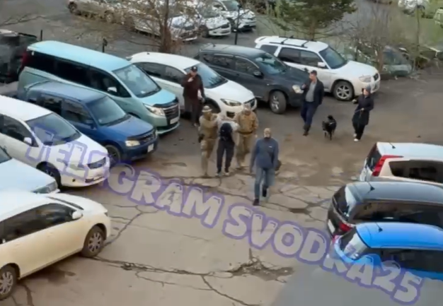 Люди в масках и камуфляже жестко "упаковали" преступника во Владивостоке