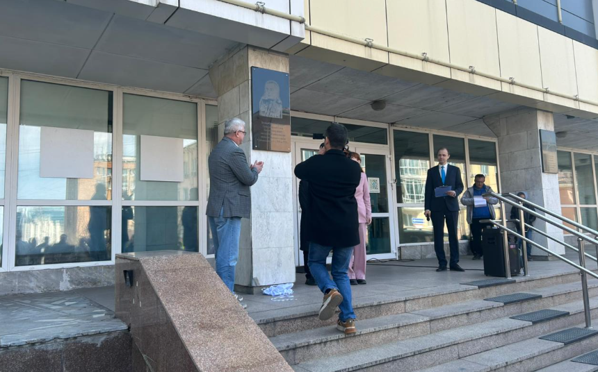 Мемориальную доску кинооператору Виктору Кузнецову открыли на здании ГТРК "Владивосток"