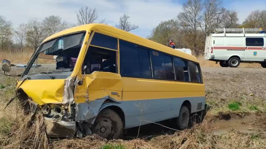 Автобус с пассажирами улетел в кювет после столкновения в Приморье