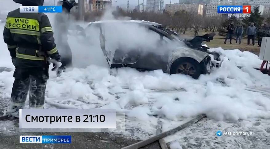 Огонь уничтожает «электрички» на улицах Владивостока
